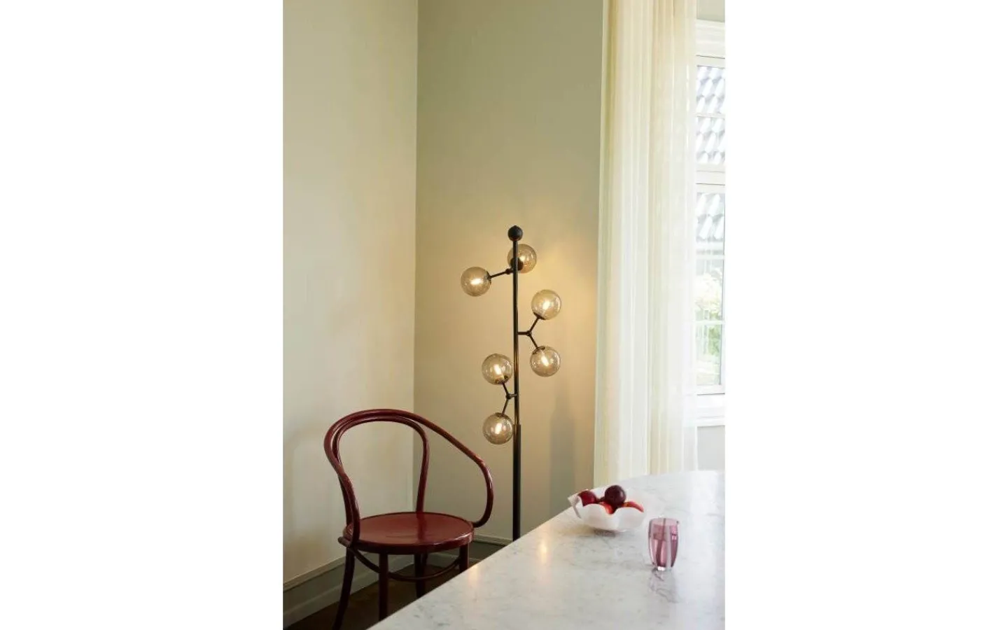 Halo Design Atom Golvlampa 155cm Svart/Smoke* Golvlampor