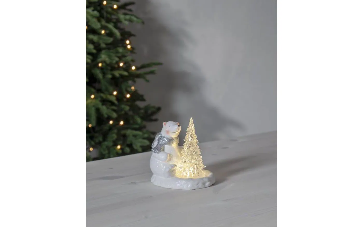 Batteridriven Juldekoration Sittandes Isbjörn med Gran Vit