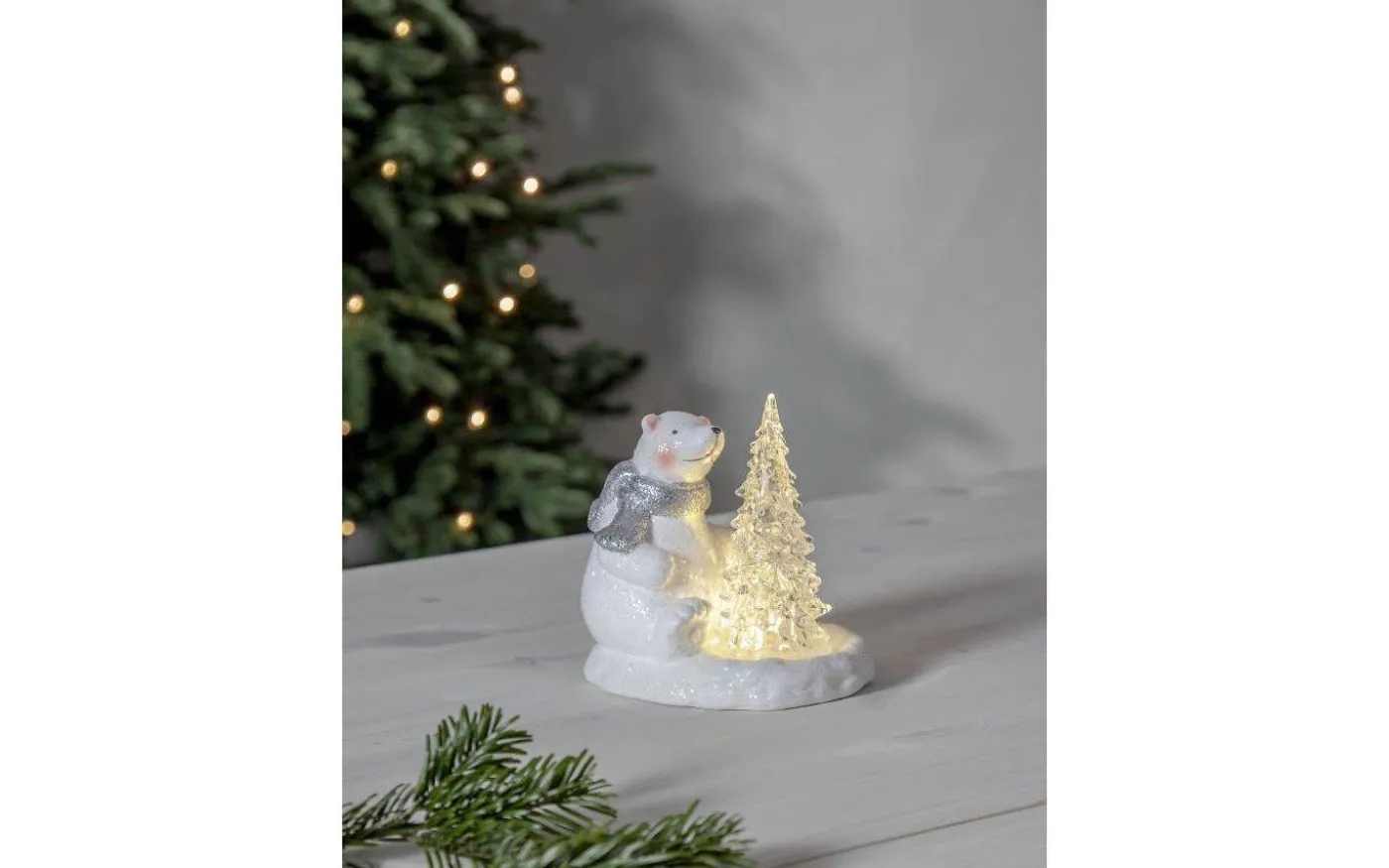 Batteridriven Juldekoration Sittandes Isbjörn med Gran Vit