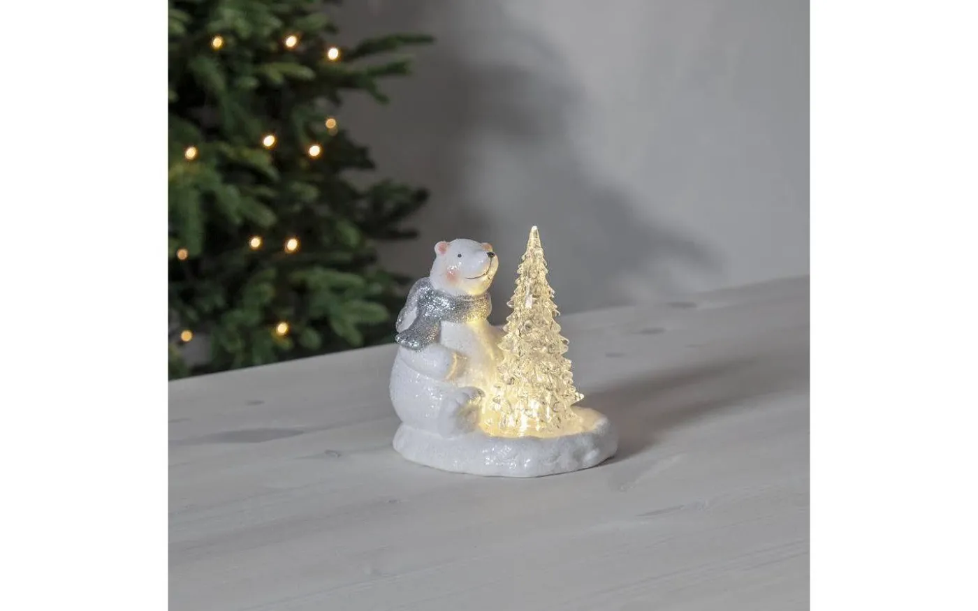 Batteridriven Juldekoration Sittandes Isbjörn med Gran Vit