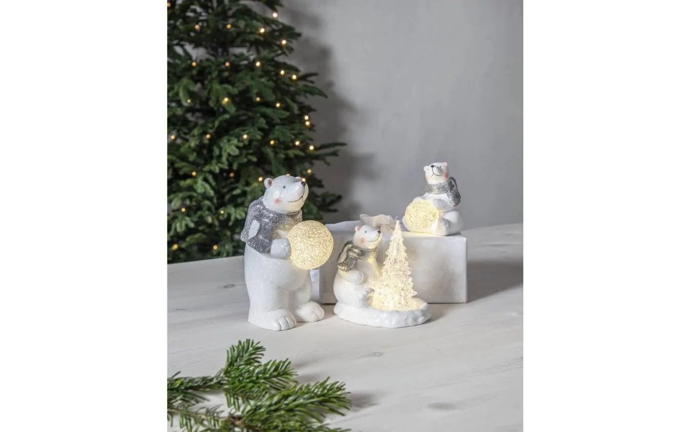 Batteridriven Juldekoration Sittandes Isbjörn med Gran Vit