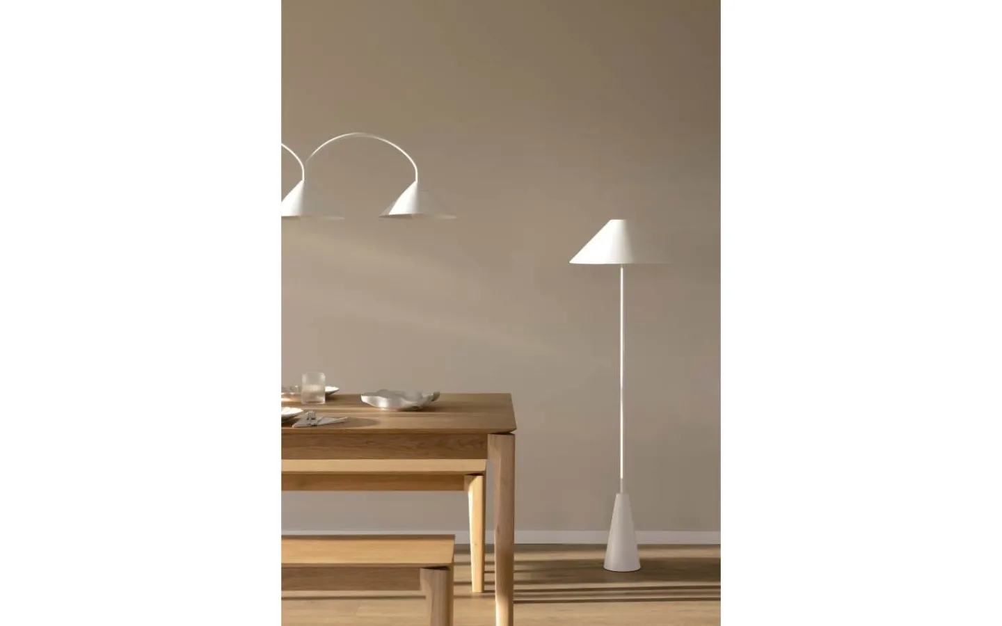 Globen Lighting Cannes Golvlampa 140cm Vit* Golvlampor