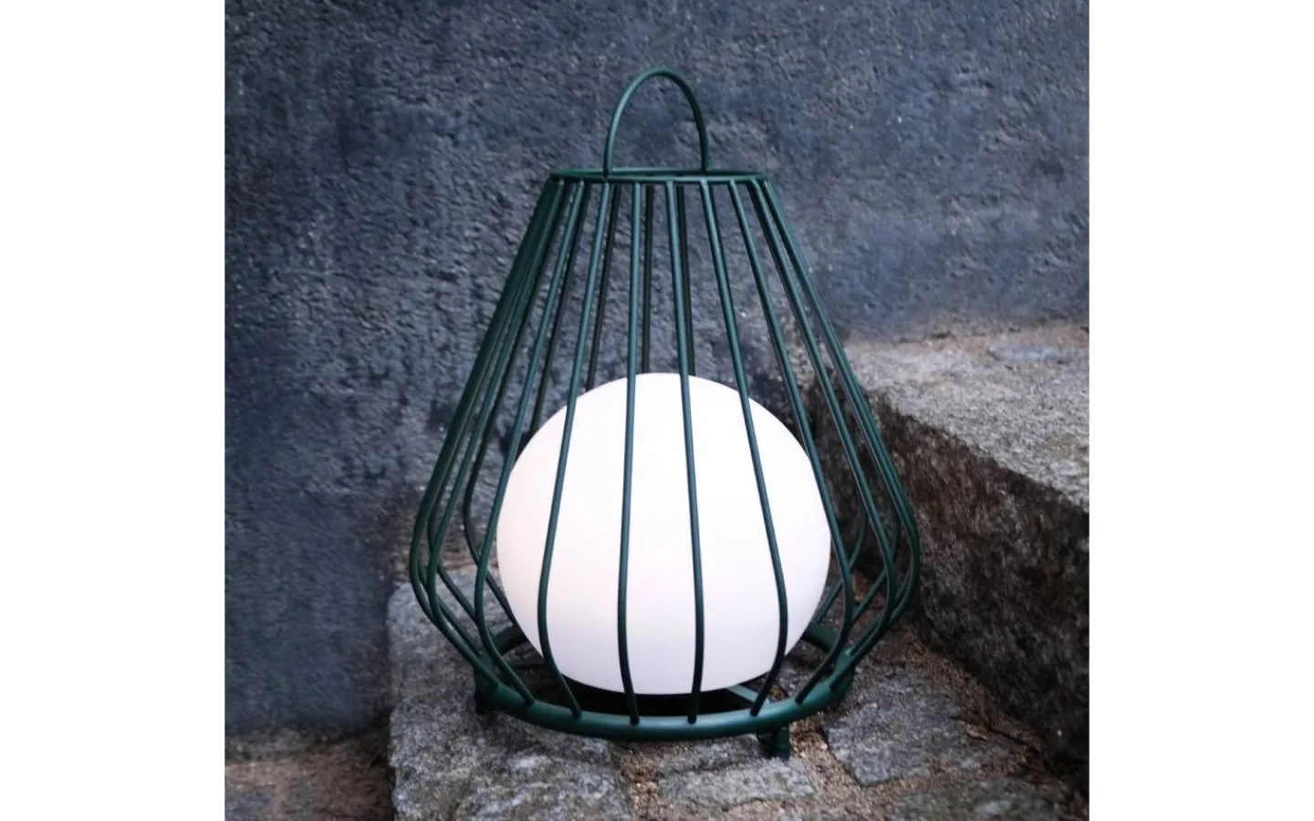 Dyberg Larsen Evesham Laddbar/Solcells Lykta 38cm LED 2700K Grön IP44* Ljuslyktor|Uppladdningsbara Lampor Utomhus