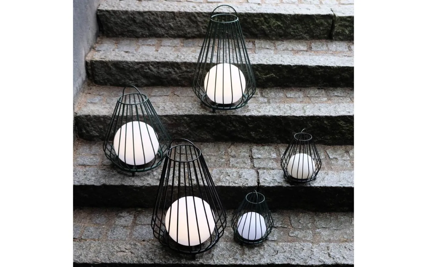 Dyberg Larsen Evesham Laddbar/Solcells Lykta 38cm LED 2700K Grön IP44* Ljuslyktor|Uppladdningsbara Lampor Utomhus