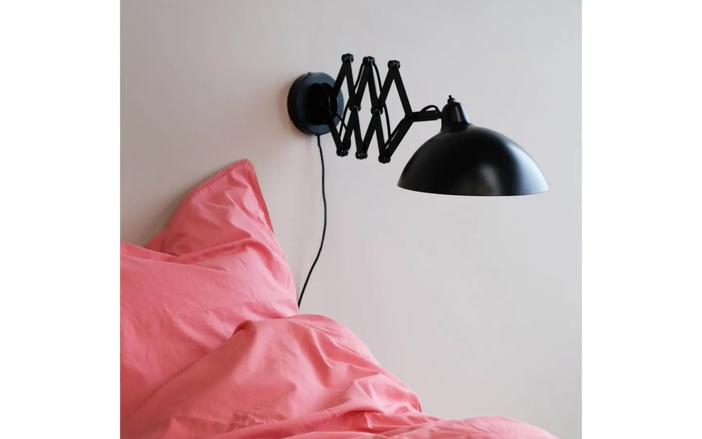 Dyberg Larsen Futura Vägglampa Svart med Vikarm* Läslampor