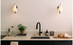 Globen Lighting Lou Vägglampa Vit Bouclé/Svart* Lampetter