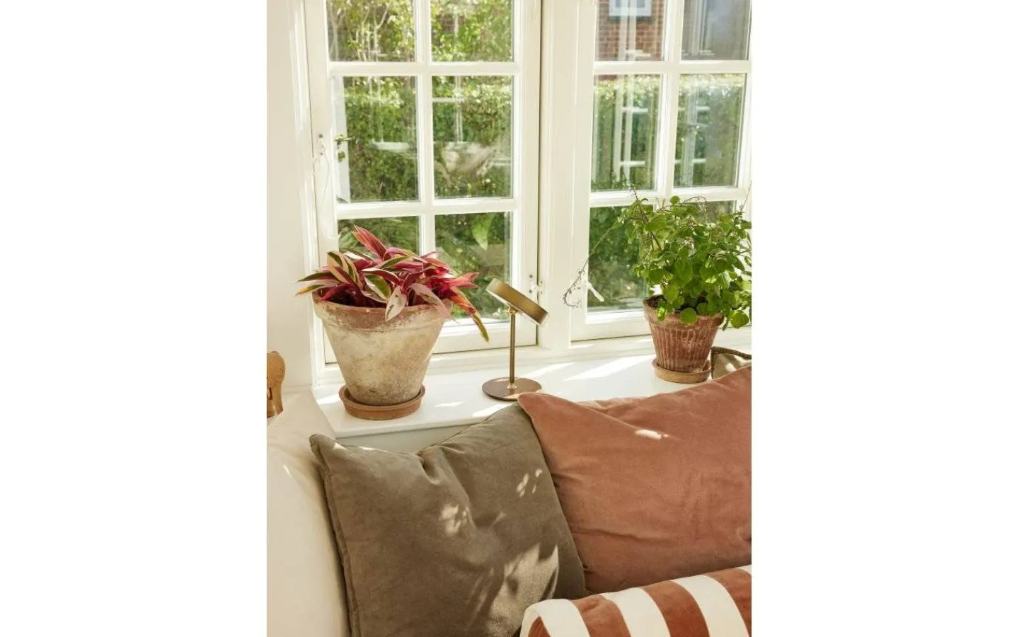 Halo Design On The Move Uppladdningsbar Bordslampa LED 3-Steg DIM Mässing* Uppladdningsbara Lampor Inomhus|Bordslampor