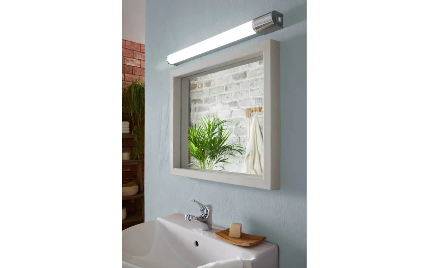 Badrumslampor Vägg<Eglo Tragacete 1 Spegelbelysning med Uttag 68cm LED 4000K 15W Silver IP44