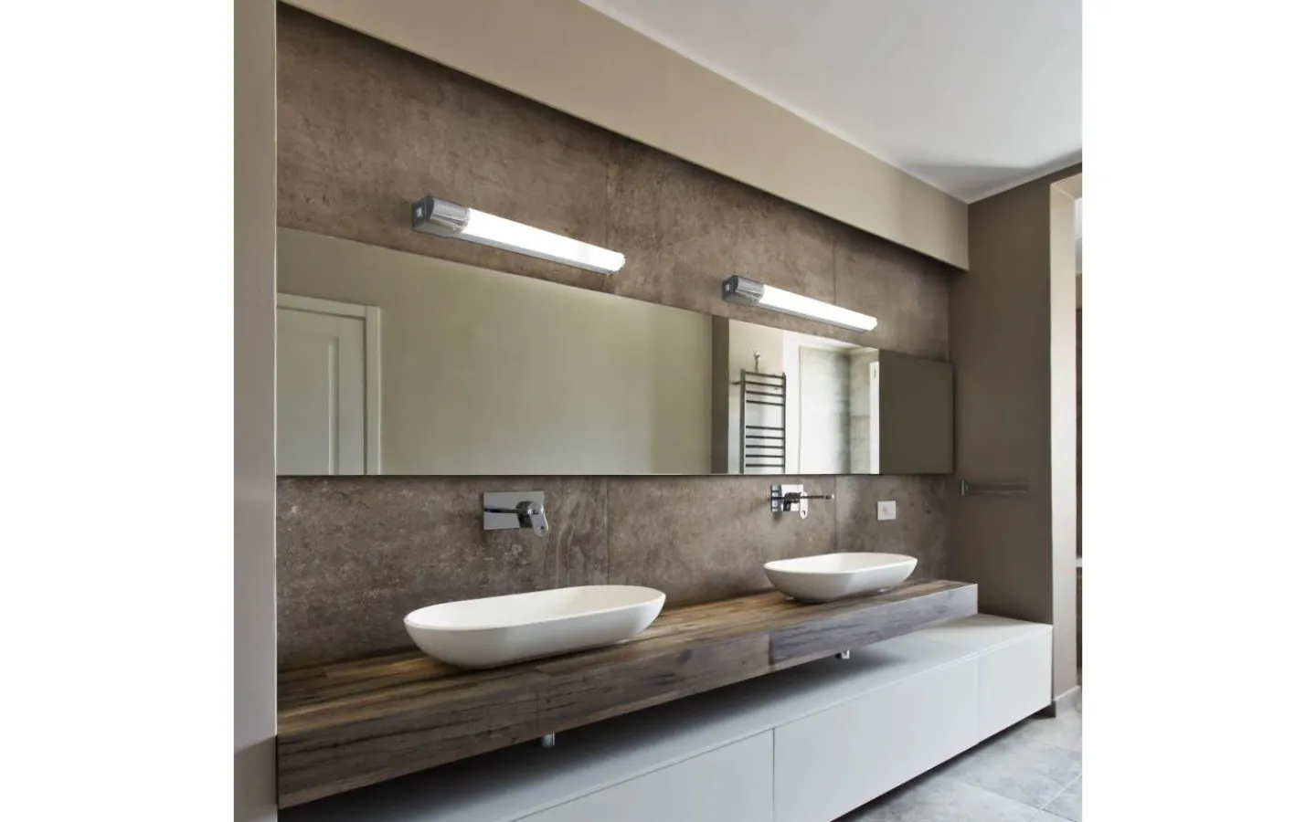 Badrumslampor Vägg<Eglo Tragacete 1 Spegelbelysning med Uttag 68cm LED 4000K 15W Silver IP44