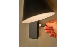 Wilmer Vägglampa med USB Svart