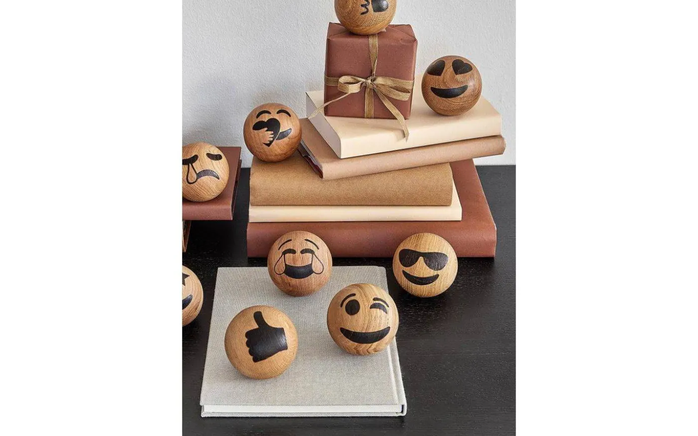 Winking Emojiboll 7cm Ek